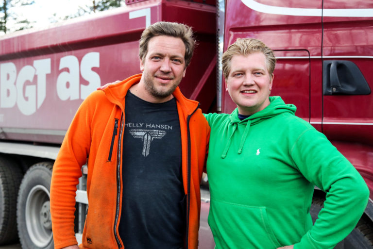GODE VENNER: Knut Andreas (t.h.) med kompis og kollega Aleksander Ellefsen. (Foto: Runar F. Daler).