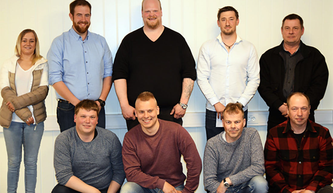 Det første kullet fagskoleingeniører utdannet fra Fagskolen i Kirkenes. Bak f.v.: Camilla Stenvig Sivertsen (Sør-Varanger), Bård Erlend Nilsen (Tromsø), Inge Myrvang (Hammerfest), Bernt Einar Øien (Sør-Varanger), Frank Robert Opdahl (Tana). Foran f.v.: Morten Kallianen Pedersen (Sør-Varanger), Martin Danielsen (Sør-Varanger), Steinar Haldorsen (Sør-Varanger) og Erik Johan Holmberg (Sør-Varanger). (Foto: Fagskolen i Kirkenes for Anlegg og Bergverk).
