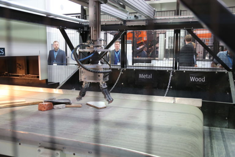 Finske Zen Robotics, som bl.a. har et anlegg i drift i Malmö, går ut på å programmere én enkelt robotarm til å lynraskt og presist sortere ut en rekke ulike materialer fra et avfallsbånd. (Foto: Runar F. Daler).