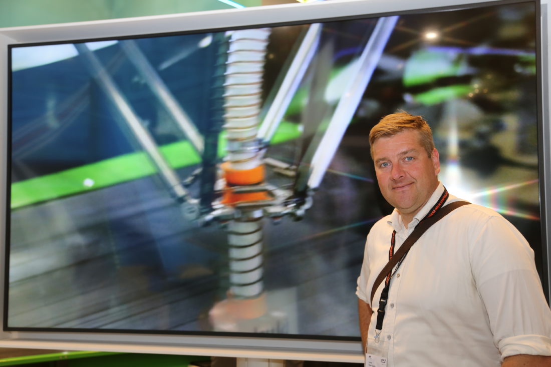 MEFs fagsjef for avfall og gjenvinning, Sverre Huse-Fagerlie, forklarer hvorfor han tror sorteringsrobotene vil få innpass på det norske markedet. På skjermen bak vises robotløsningen fra nederlandske Bollegraaf (Foto: Runar F. Daler).