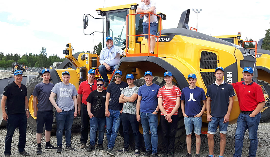 Elever og ledsagere ved Volvo hjullaster
