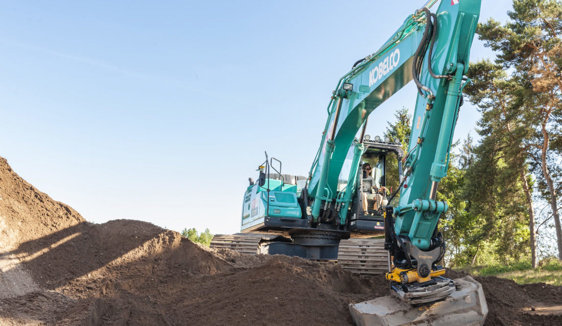 Modellen SK200/SK200-10 blir først ut i produksjonen med det nye ICT-systemet. (Foto: engcon).