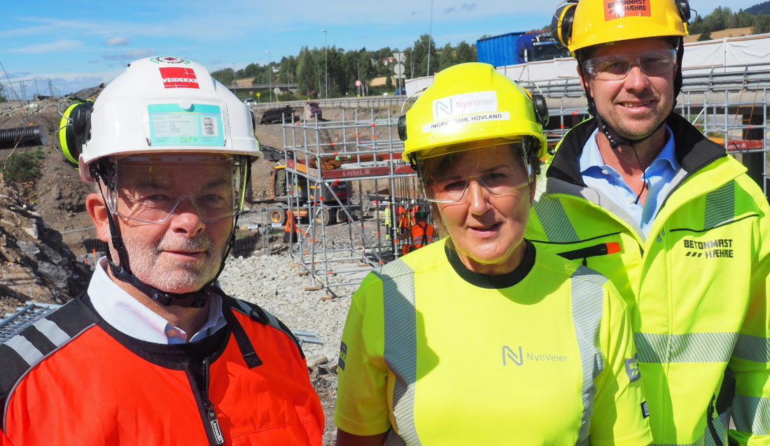 Arne Giske (konserndirektør Veidekke), Ingrid Dahl Hovland (administrerende direktør Nye Veier) og Jørgen Evensen (konsernsjef BetonmastHæhre). (Foto: Nye Veier).