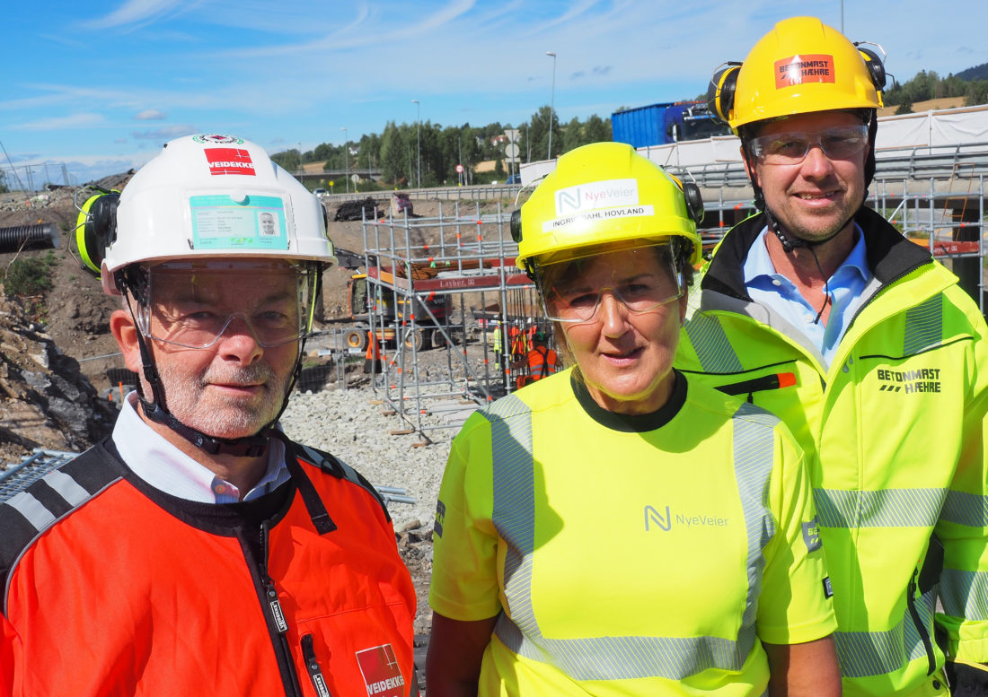 Arne Giske (konserndirektør Veidekke), Ingrid Dahl Hovland (administrerende direktør Nye Veier) og Jørgen Evensen (konsernsjef BetonmastHæhre). (Foto: Nye Veier).