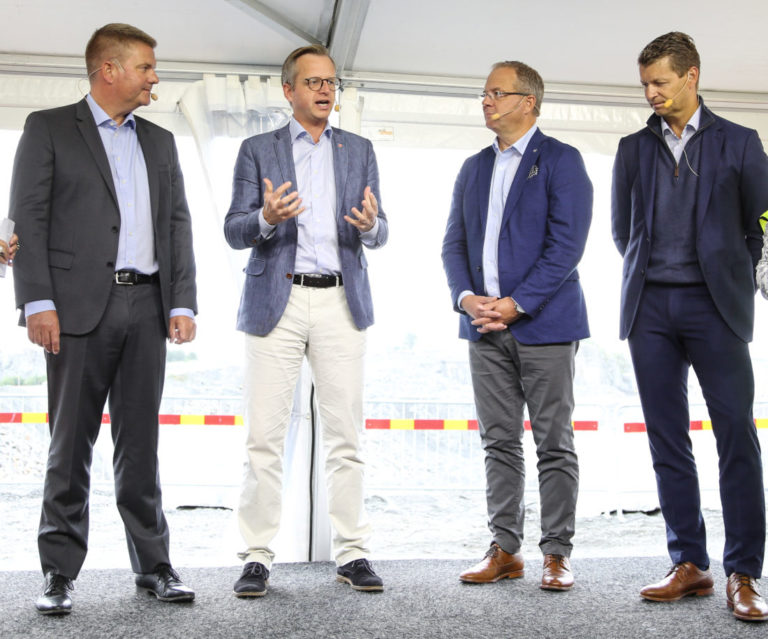 – Jeg stolt over svensk industri. Dette er fremtidens teknologi. Når svensk industri ligger i framkant, så skapes det arbeidsplasser, sa den svenske nærings- og innovasjonsministeren Mikael Damberg (nr. 2 fra venstre). Her fra den offisielle åpningen av Electric Site, sammen med Anders Danielsson, adm.dir. Skanska (t.v.), Martin Lundstedt, adm. dir. Volvo (nr. 2 fra høyre) og Melker Jernberg, adm. dir. Volvo CE (t.h.). (Foto: Runar F. Daler).
