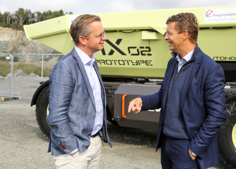 Den svenske nærings- og innovasjonsministeren Mikael Damberg (t.v.) og Melker Jernberg, adm. dir. i Volvo CE foran prototype HX2, en selvgående, batteridrevet dumper. (Foto: Runar F. Daler).