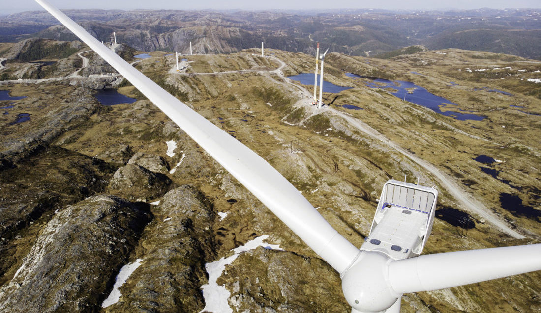 I Roan vindpark er alle 71 vindturbiner installert. Nå venter tester og prøvedrift før den settes i kommersiell drift på tampen av året. (Foto: Ole Martin Wold).