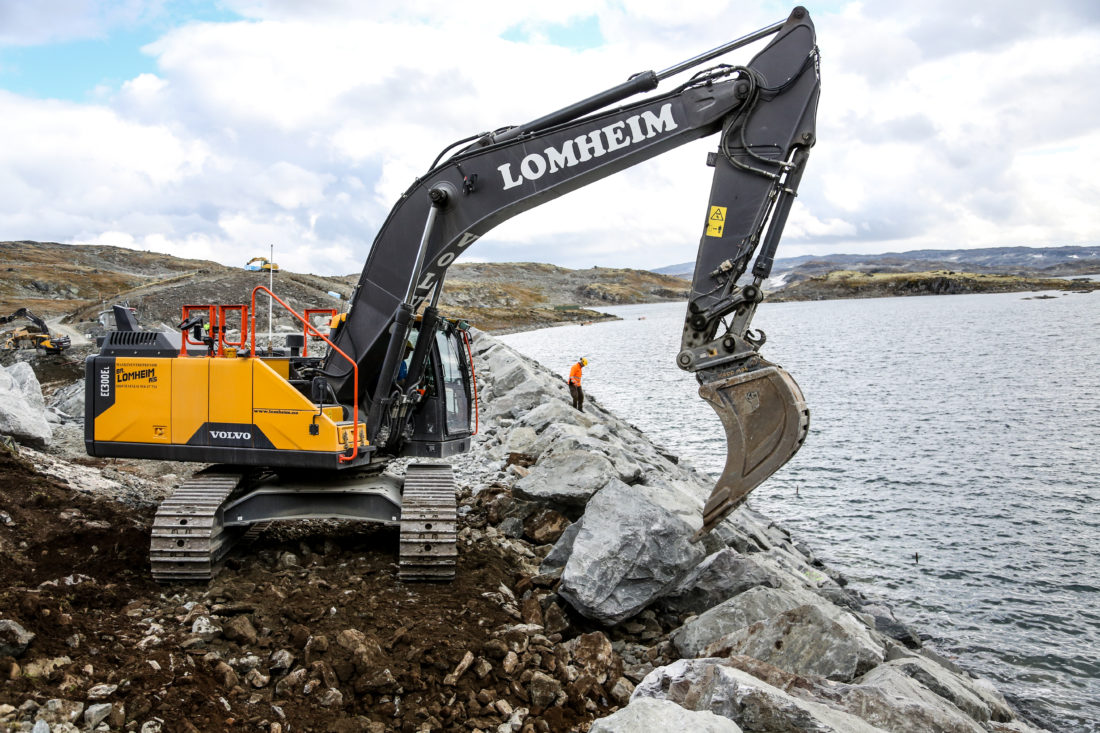 Dam Kvevotni er Norges høyest beliggende fyllingsdam. Nå blir den ytterligere to meter høyere. (Foto: Runar F. Daler).