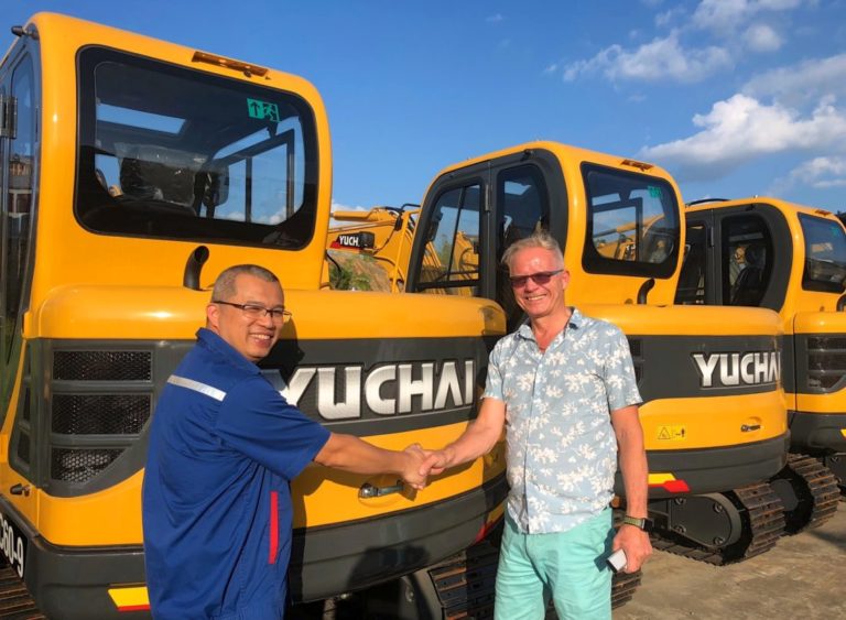 Yuchais salgsjef for eksport, Li Jiangfan (t.v.) og daglig leder i Wee.no, Rune Wee i forbindelse med signeringen av agenturavtalen for det norske markedet. (Foto: WeeGruppen).