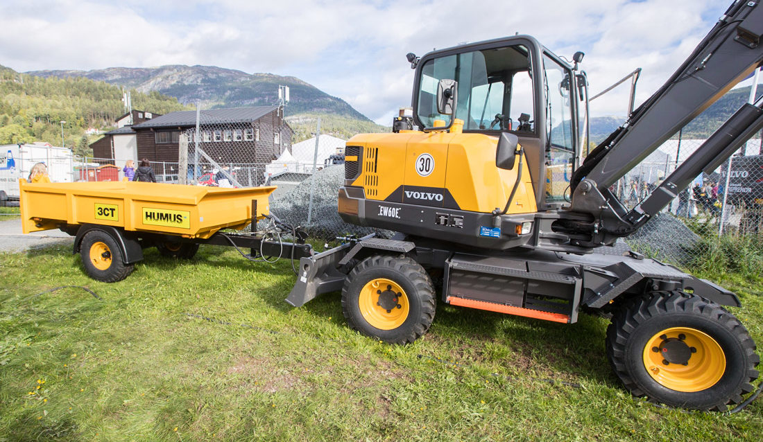 Volvo EW60E hjulgraver med tilhenger.