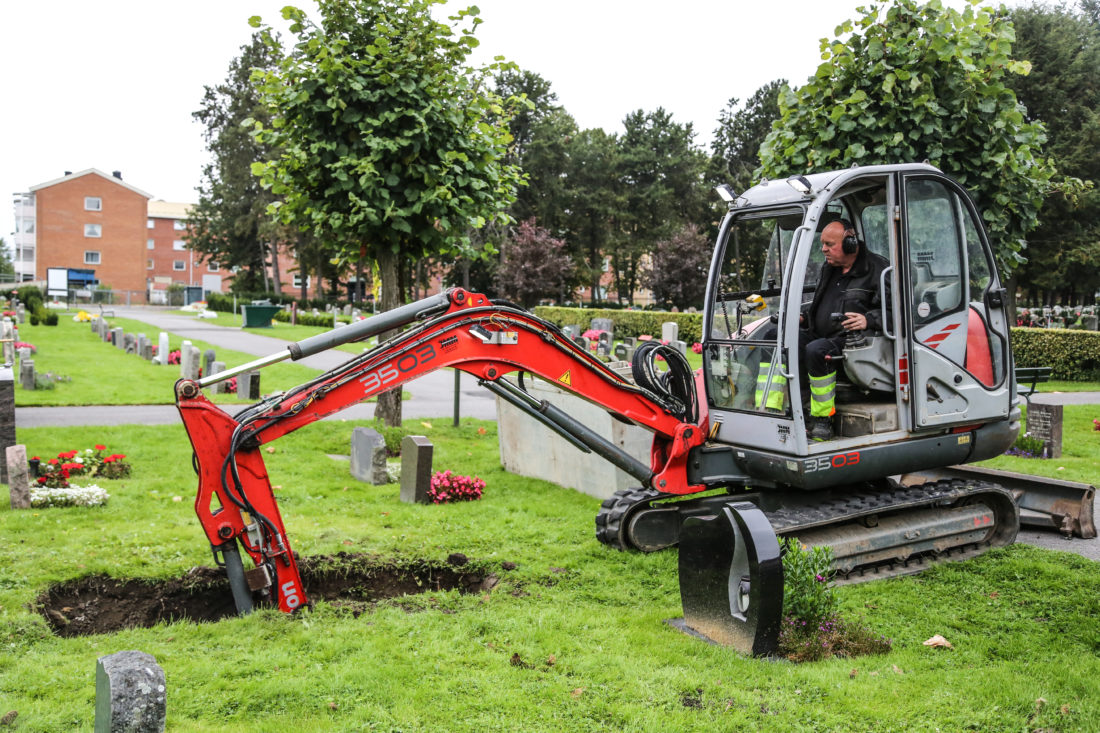 FRA JORD ER DU KOMMET…: Etter å ha vært 30 år i jobben og gravd 20 000 graver kjenner Rune Sem Oslos gravplasser som sin egen bukselomme. (Foto: Runar F. Daler).