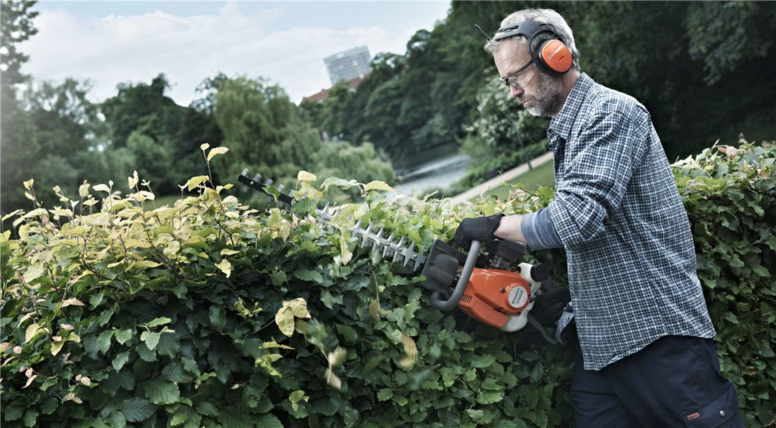 Det er mye jobb som bør gjøres unna på høsten, og riktige hageredskaper er ofte en god hjelp. (Annonse/Foto: Husqvarna).