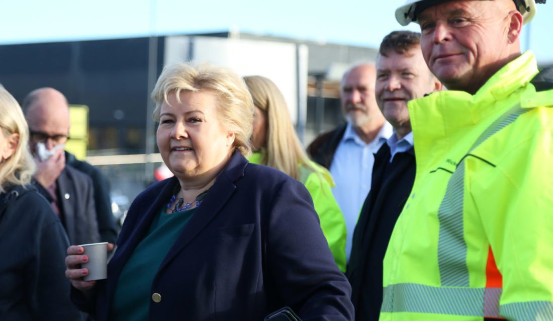 Statsminister Erna Solberg fulgte spent med under hjullasterkonkurransen på Yrkes-NM. Espen Wicken fra OKAB (til høyre) forklarte henne gangen i konkurransen. Bak ham står styreleder i MEF, Arnstein Repstad. (Foto: Runar F. Daler).