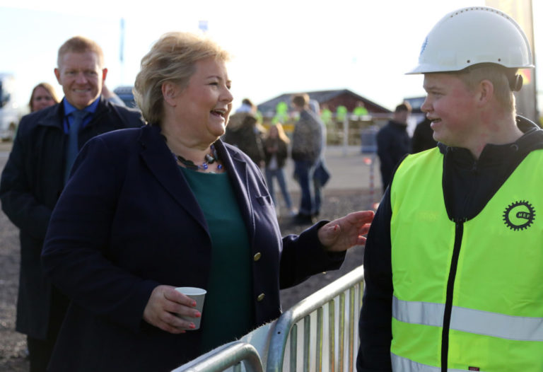 Erna Solberg møtte en av deltakerne, Ørjan Tangen Bakken (18) fra Steinkjer. (Foto: Runar F. Daler).