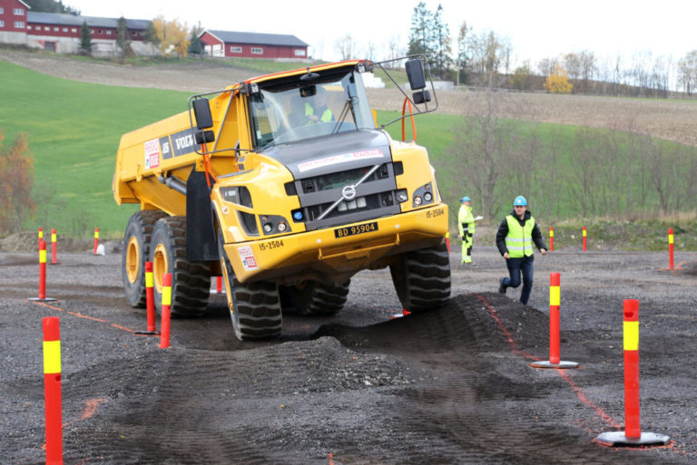 På konkurransens siste dag ble det konkurrert med dumper. Det gikk raskt! Dommerne måtte løpe for å holde følge. (Foto: Runar F. Daler).