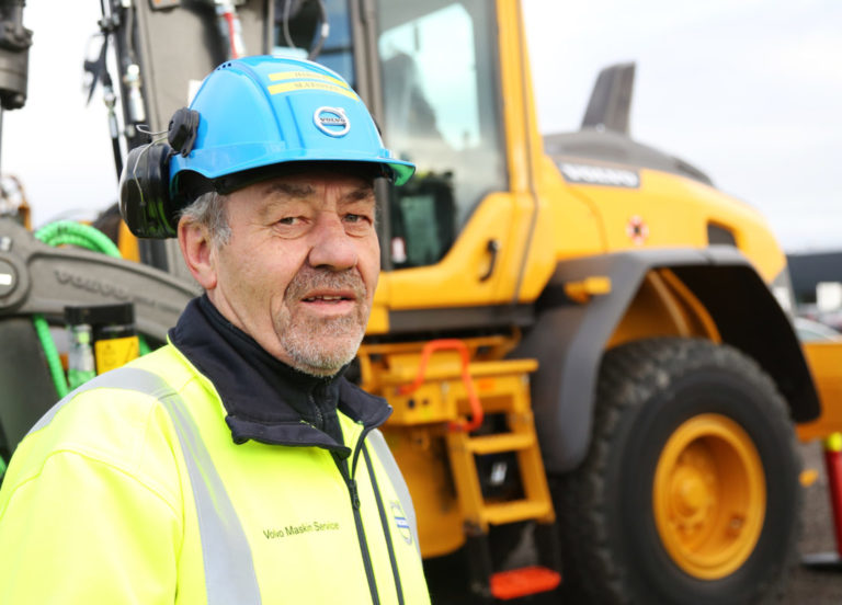 Volvo Maskin stilte med 9 anleggsmaskiner i forbindelse med konkurransen. Her representert ved Harald Slåtsveen. (Foto: Runar F. Daler).
