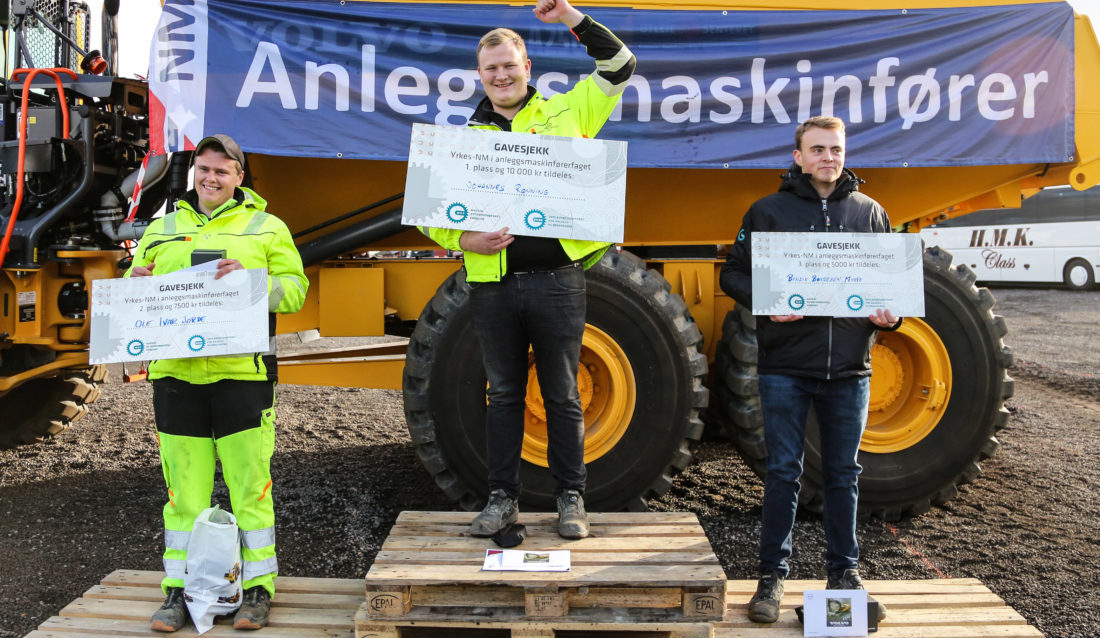 Johannes Rønning ble norgesmester i anleggsmaskinførerfaget under Yrkes-NM 2018. På de neste plassene kom Ole Ivar Jorde (t.v.) og Bendik Børresen Myhre. Foto: Runar F. Daler).