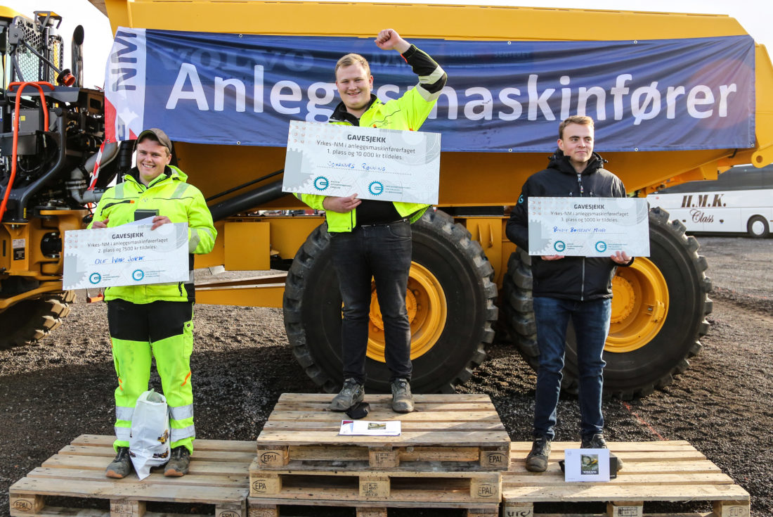Johannes Rønning ble norgesmester i anleggsmaskinførerfaget under Yrkes-NM 2018. På de neste plassene kom Ole Ivar Jorde (t.v.) og Bendik Børresen Myhre. Foto: Runar F. Daler).