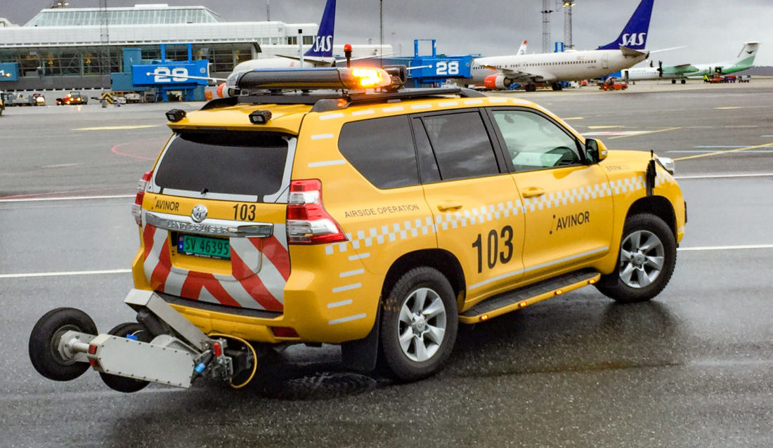 Friksjonsmåleutstyret Traction Watcher One (TWO), består av hjul som felles ned mot veibanen for å måle friksjonen. TWO er konstruert for måling både på veier og flyplasser. (Foto: Mählers).