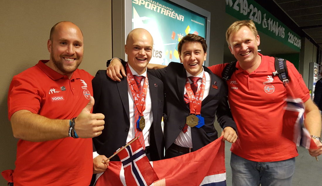 Fra venstre: Ruben Høie (daglig leder i anleggsgartnerfirmaet Strandman AS), Kjetil Schwoch (nybakt europamester), Nils Karjetta (nybakt europamester) og Bjørn Aakerholt (faglig leder i Aakerholt, Steen & Lund AS (BetonmastHæhre).