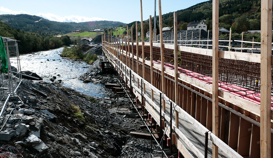 Krevende fundamentering av bru i elv. E6 Soknedal.
