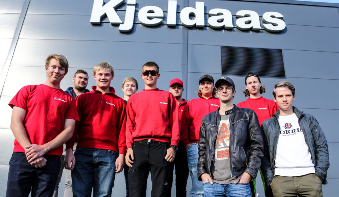 FORNYØDE: Lærlingene trives hos Kjeldaas. Her er 10 av bedriftens 11 lærlinger samlet foran bedriftens nye kontorbygg i Sande, Vestfold. Fra venstre: Thor Anton Kjeldaas, Even Knem (bak), Martin Thomassen, Marcus Faye (bak), Fredrik Røste, Jørgen Hellerud (bak), Vebjørn Holm (bak), Sondre Gulliksrud Hansen, Tor Emil Bergerud (bak) og Jan Erik Stamnes. Ikke tilstede: Tina Brekke Hannevold. (Foto: Runar F. Daler).