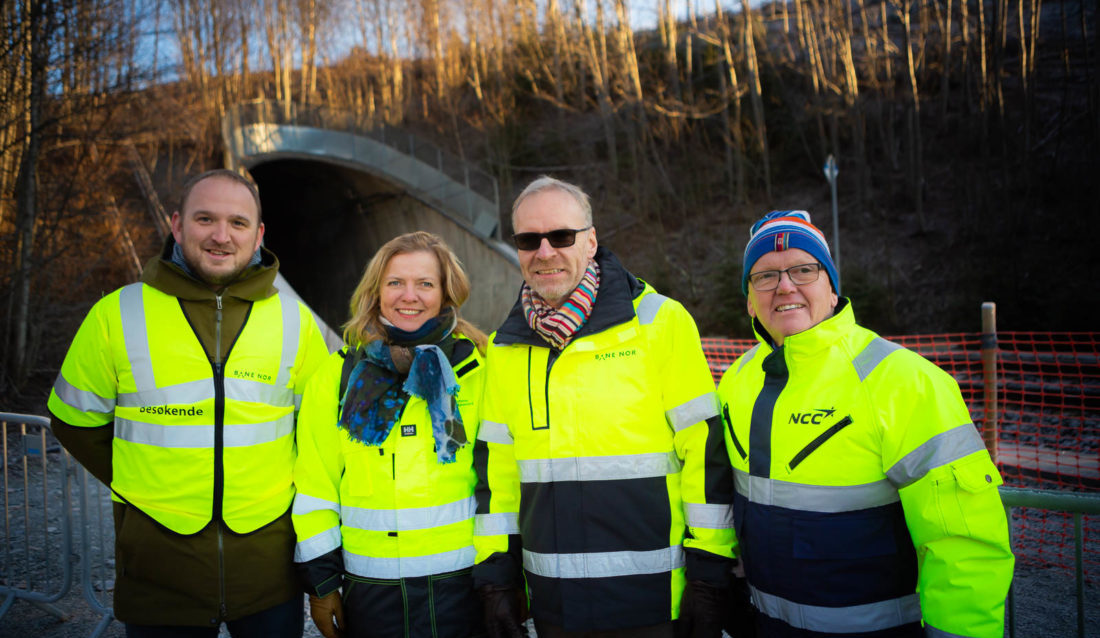 Markerte byggestart: Fra venstre samferdselsminister Jon Georg Dale, jernbanedirektør Kirsti Slotsvik, utbyggingsdirektør i Bane NOR Einar Kilde og divisjonsleder i NCC Norge AS Per Jonsson. (Foto: Jakob Leth).