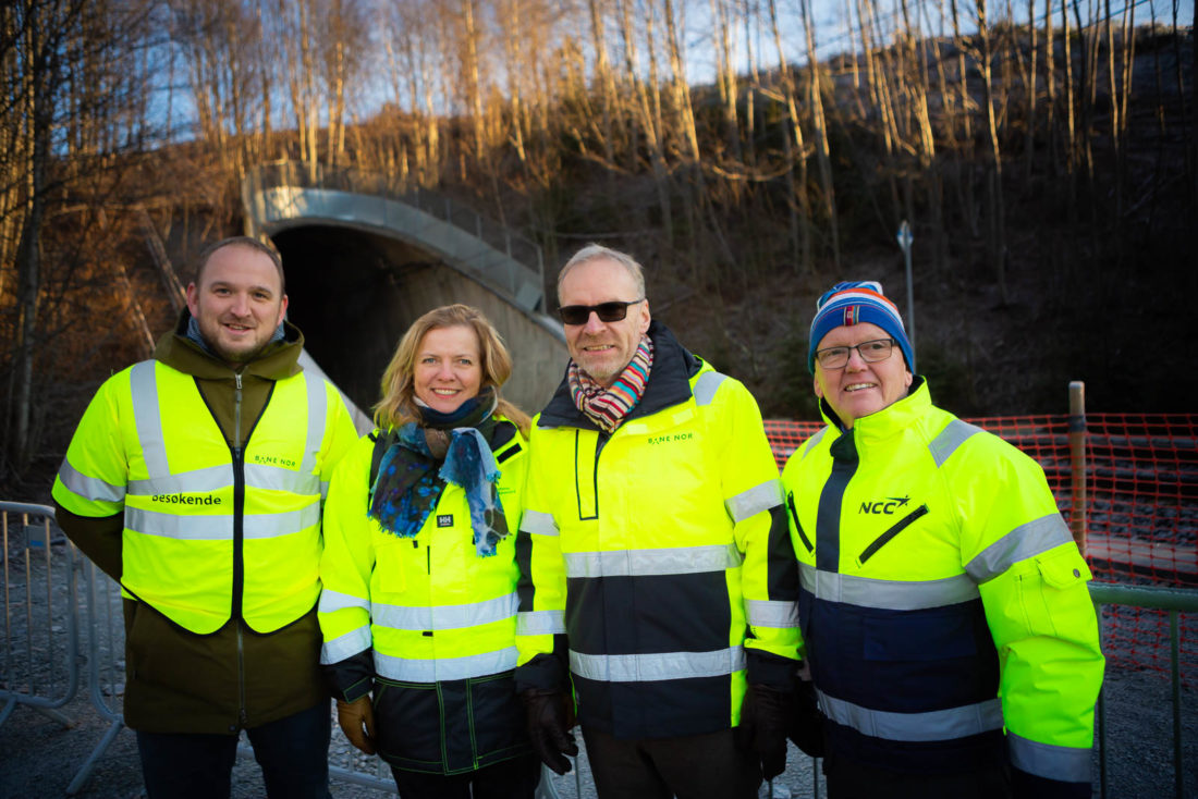 Markerte byggestart: Fra venstre samferdselsminister Jon Georg Dale, jernbanedirektør Kirsti Slotsvik, utbyggingsdirektør i Bane NOR Einar Kilde og divisjonsleder i NCC Norge AS Per Jonsson. (Foto: Jakob Leth).