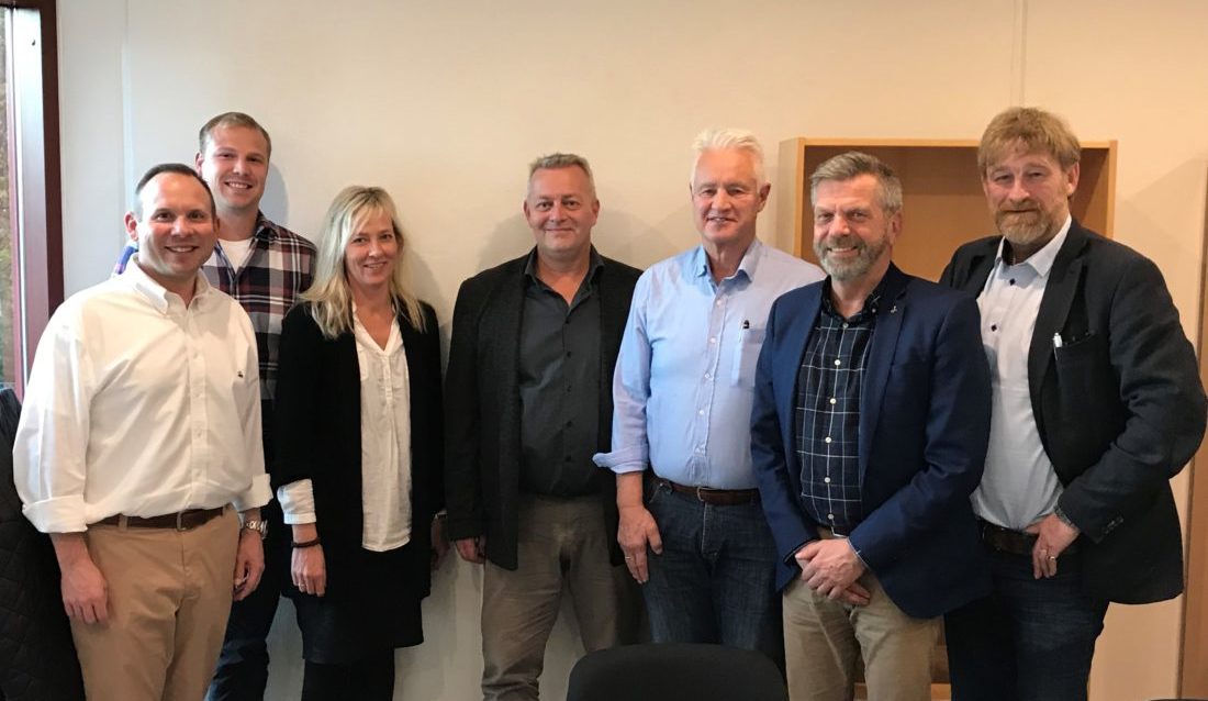 Fra venstre: Dan Schoenekase (advokat Aegion), Johannes Smit (controller Insituform), Helle Meyer Jensen (kontorsjef Insituform), Lars Møller (påtroppende direktør Vitek Danmark), Geir Amland (styreleder Vitek), Stein Lønne (styremedlem Tertnes Holding), CC Sibbern (daglig leder Vitek). (Foto: Vitek).