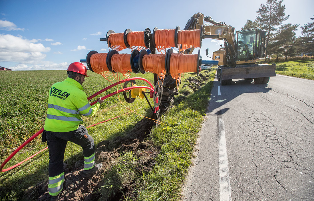 Veflen legger fiber med plog