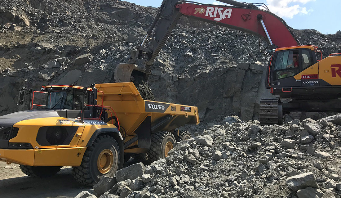 Volvo dumper og graver hos Risa