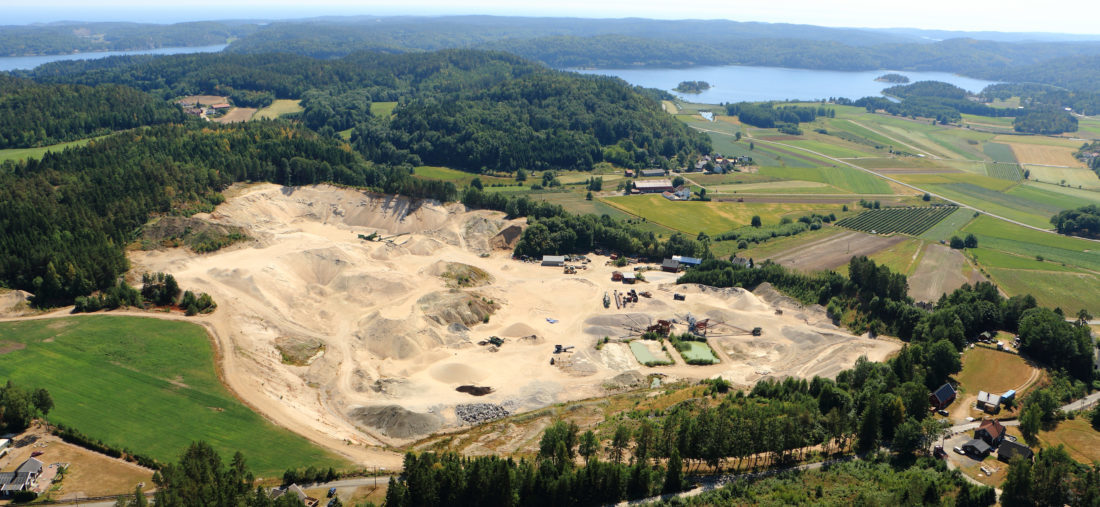 Reddal Sand driver et sandtak (bildet) og åpnet nylig også et steinbrudd. I tillegg har selskapet et par mobile produksjoner. Nå er de også sertifisert som H1-prøvingslaboratorium. (Foto: Reddal Sand).