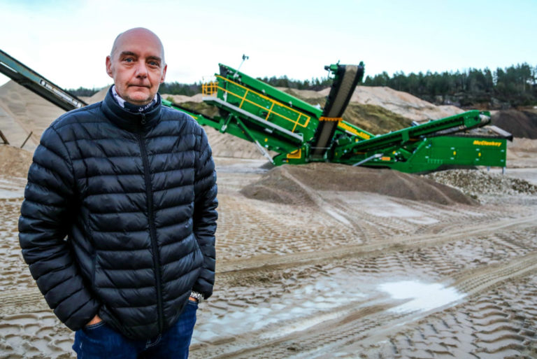 HAR TAKET PÅ KVALITETEN: Kvalitetsleder hos Reddal Sand, Roy van Putten, foran knuseverket ved sandtaket like utenfor Grimstad. (Foto: Runar F. Daler).