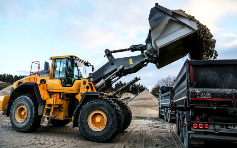 PRODUSERER MASSE: Reddal Sand produserer totalt 700.000 tonn masser i året. (Foto: Runar F. Daler).