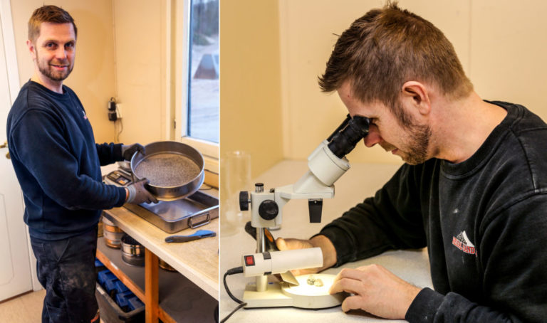 STØ PÅ LABBEN: Laboratorieleder Tore Amdal viser hvordan han sikter massene i ulike fraksjoner, og ved hjelp av mikroskop ser etter glimmer i steinen. (Foto: Runar F. Daler).