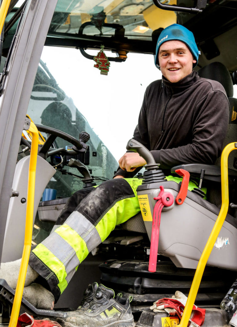 FORNØYD: Lærling Arild Salte synes han blir fulgt veldig godt opp blir satt pris på. (Foto: Runar F. Daler).