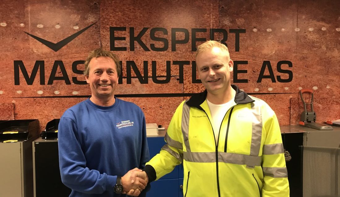 Daglig leder i Ekspert Maskinutleie, Kjell Sæter, og distriktssjef i Volvo Maskin, Dag Bjørnar Dønnum. (Foto: Volvo Maskin).