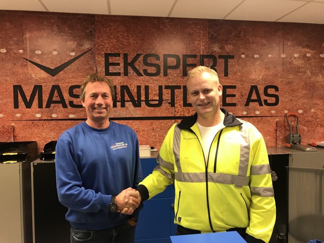 Daglig leder i Ekspert Maskinutleie, Kjell Sæter, og distriktssjef i Volvo Maskin, Dag Bjørnar Dønnum. (Foto: Volvo Maskin).