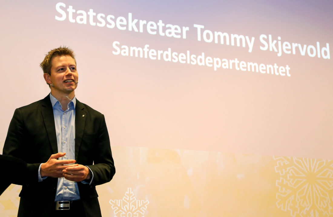 «BUSS FOR TOG»: – Når statssekretæren kommer i stedet for en statsråd, er det litt som å skulle ta toget til jobb og så viser det seg at det er buss for tog, Jeg er «buss for tog», sa en selvironisk statssekretær Tommy Skjervold. (Foto: Runar F. Daler).
