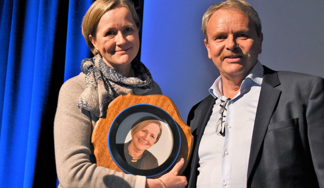 Steinar Tragethon tildelte Toril Hofshagen Hallingtreffs hederspris