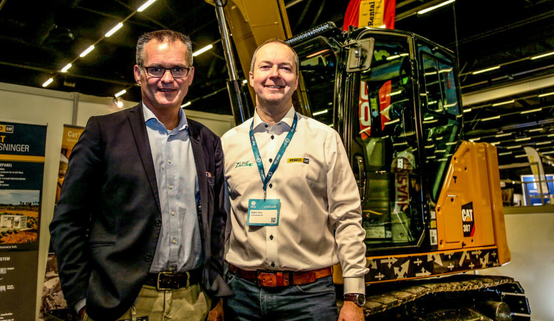 Pon Equipment, her representert ved Erik Sollerud (adm. dir) og Dagfinn Sand (ansvarlig for kompakte maskiner) slapp en stor nyhet på Arctic Entrepreneur: Maskinen i bakgrunnen, en Cat 307.5, skal ombygges tilen batterelektrisk Z-line. (Foto: Runar F. Daler).