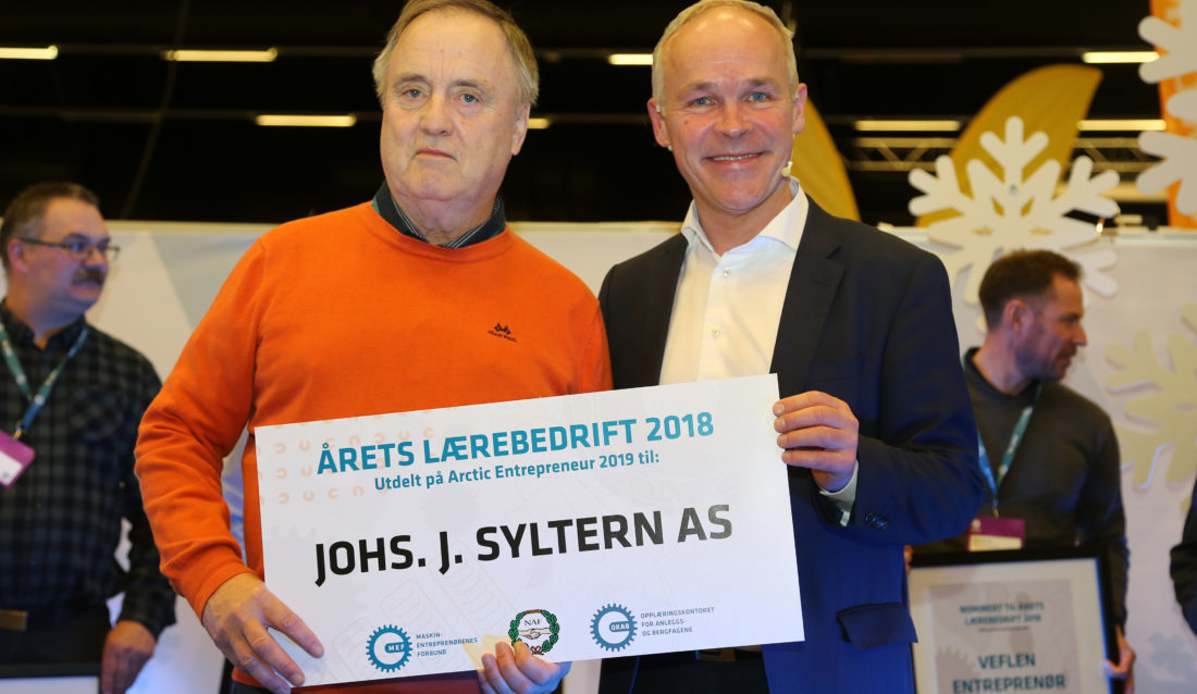 Daglig leder Øystein Syltern med det synlige beviset på at bedriften hans er Årets lærebedrift 2018. Kunnskapsminister Jan Tore Sanner hadde gleden av å dele ut prisen. (Foto: Runar F. Daler).