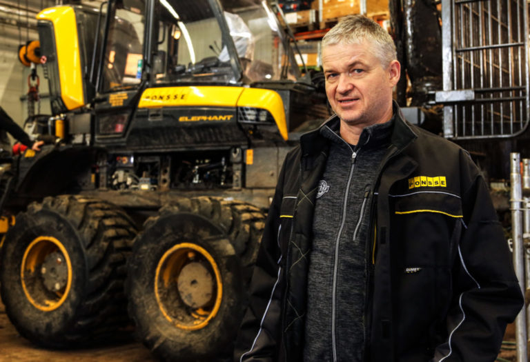 BURDE VÆRE FAGBREV: Daglig leder Ponsse AS, Sigurd Skotte, mener det burde vært en egen utdanning og eget fagbrev for skogsmaskinmekanikere. Det ville også økt statusen til yrket. (Foto: Runar F. Daler).