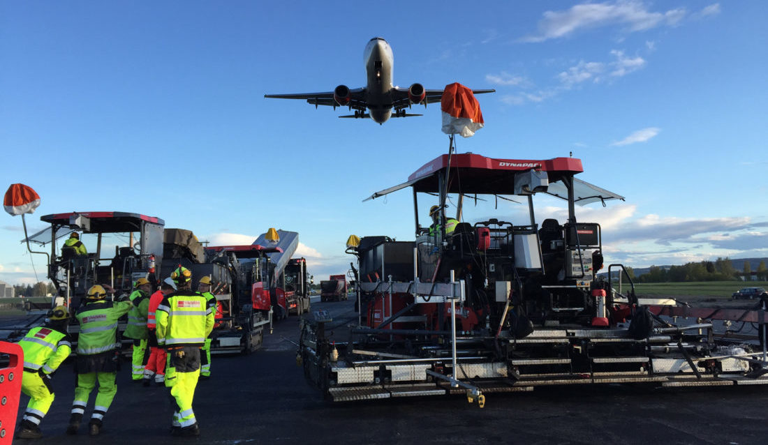 Veidekke har hatt kontinuerlig asfalt- og anleggsarbeider på Oslo lufthavn siden 2014, (bildet er fra mai 2015). I sommer skal selskapet reasfaltere den 2380 m lange og 45 m brede østre rullebanen. (Foto: Veidekke).