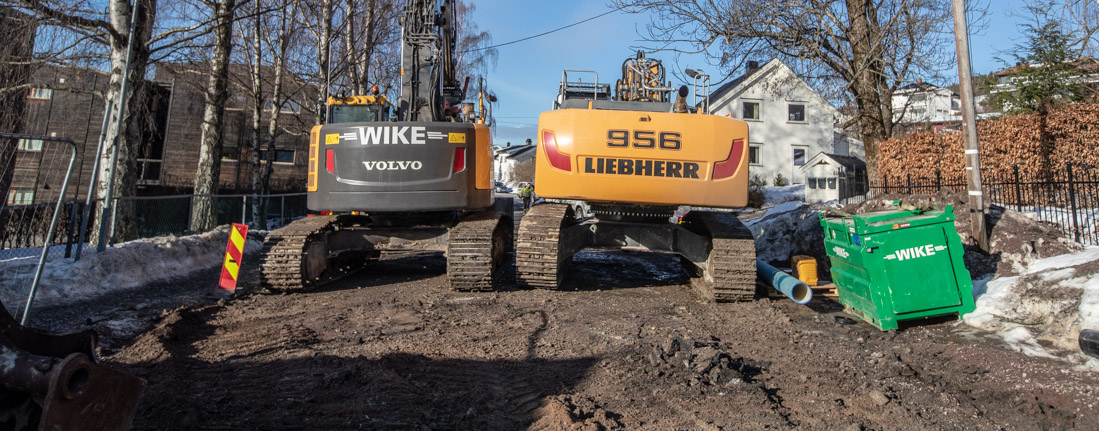 Det blir trangt når en Volvo ECR305 CL 35 tonns korthekk gravemaskin skal bytte plass med en 60 tonns Liebherr 956 piggemaskin.