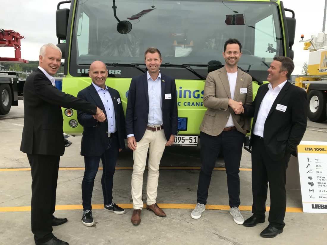 KJØPER KRANER. Kynningsrud Nordic Crane, her ved Eirik Kynningsrud (nr. 2 f.v.), Pål Kynningsrud og Morten Heli-Hansen (nr. 2 f.h.), har oppgradert maskinparken ved å investere 500 millioner kroner. (Foto: Kynningsrud AS).