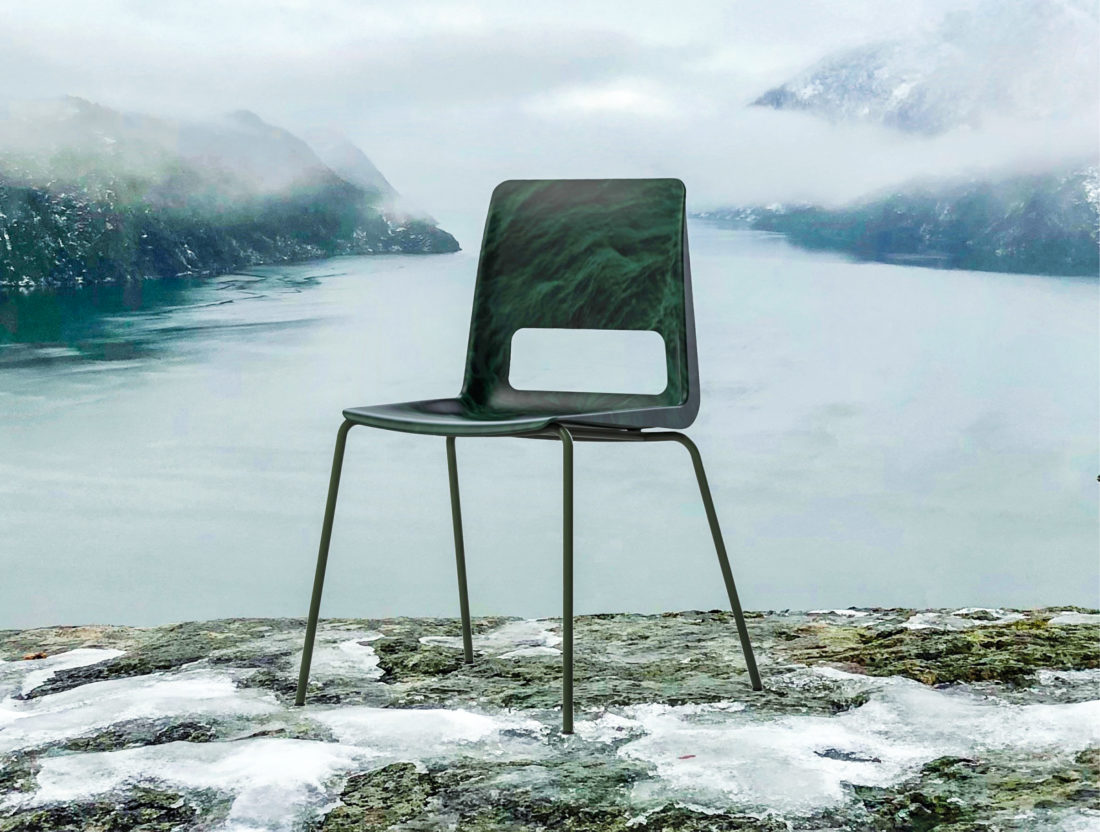 GRØNN DESIGN: Snøhetta har, i samarbeid med møbelprodusenten Nordic Comfort Products AS, utviklet en stol, produsert av plastgranulat fra utrangert tauverk, gjenvunnet på Ottersøy i Nord-Trøndelag. De ble lansert på møbelmessen i Stockholm i februar i år. (Foto: Hilde Sletten Grafisk).