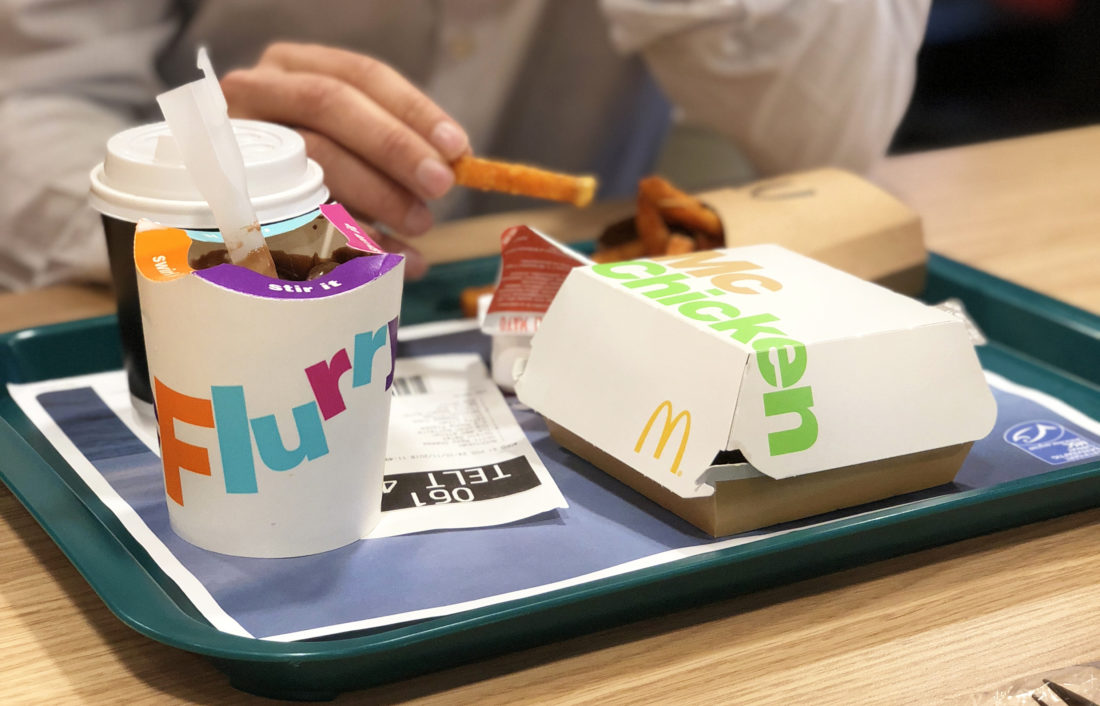 BURGERBETT: De ser kanskje ut som andre serveringsbrett, men disse brettene på McDonald’s er laget av gammelt tauverk fra fiskeribransjen. (Foto: Trine Tolfsby/www.madeof.no).