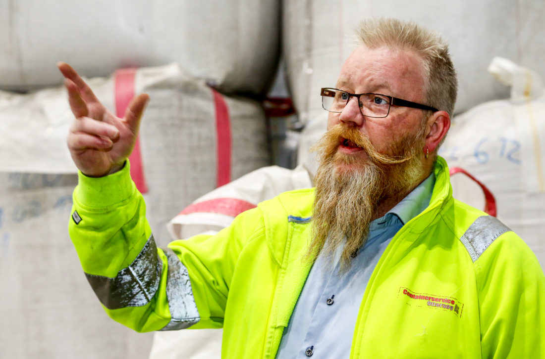 GRÜNDER: Tom Richard Hamland er nytenkende og ambisiøs. En utfordring er imidlertid at mange velger å deponere plastavfallet sitt, fordi det er billigere enn å kjøre det til gjenvinning. (Foto: Runar F. Daler).
