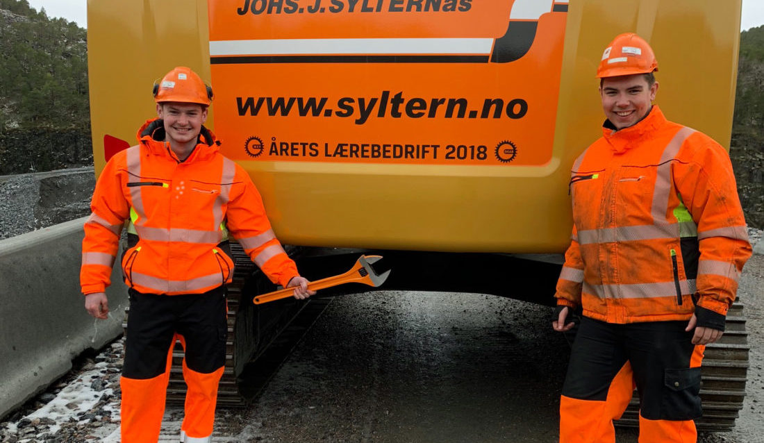 Lærlingene Jesper Haugsnes (t.v.) og Ole Askim med sine premier. At Syltern ble kåret til "Årets Lærebedrift 2018" ble det ikke lagt skjul på da den nye maskinen skulle dekoreres. (Foto: Lars Egil Vaarum).